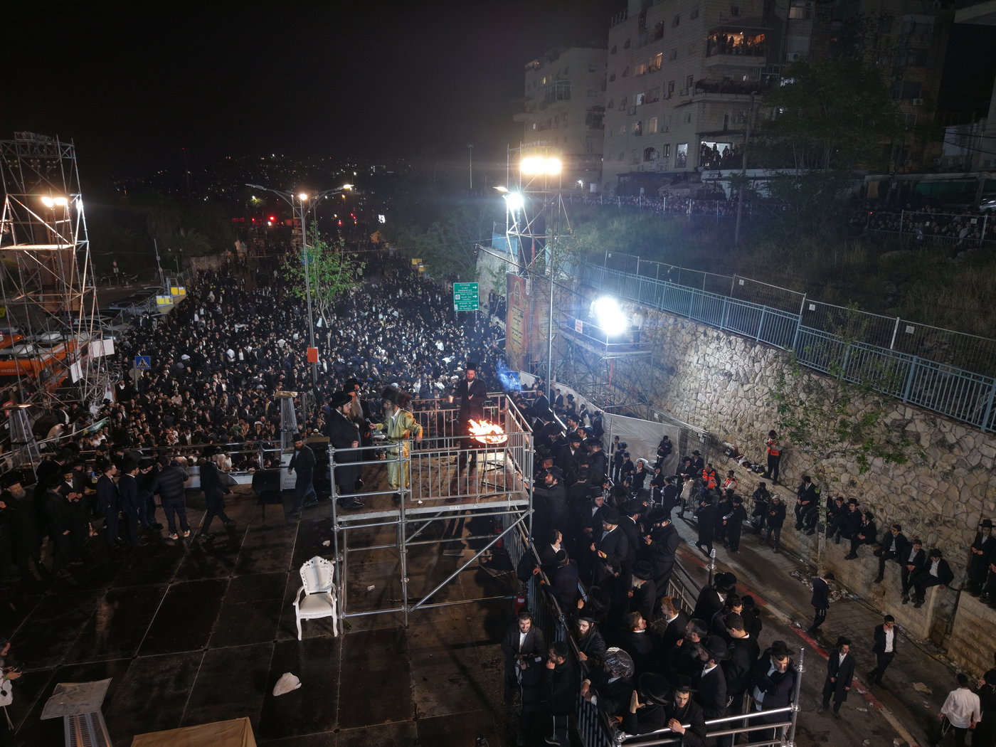 תיעוד רחפן ממעמד ההדלקה של רבי אלימלך בידרמן