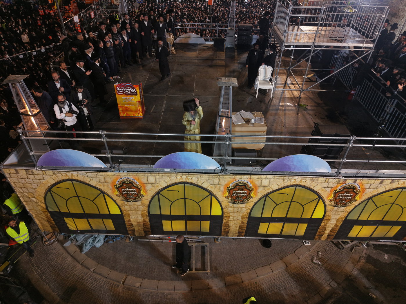 תיעוד רחפן ממעמד ההדלקה של רבי אלימלך בידרמן
