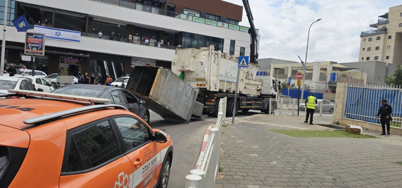 פח אשפה ענק נפל ממשאית על רכב נוסע; זה מה שקרה לנהגת