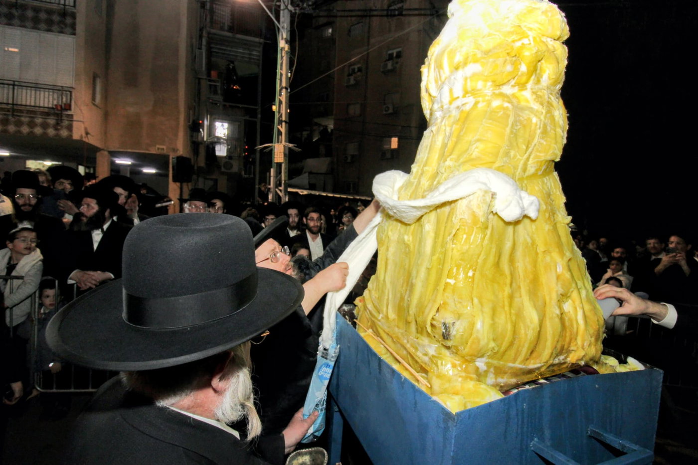 מעמד ההדלקה בחצה"ק צאנז ז'ימגראד 