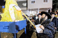 מעמד ההדלקה בחצה"ק צאנז ז'ימגראד 
