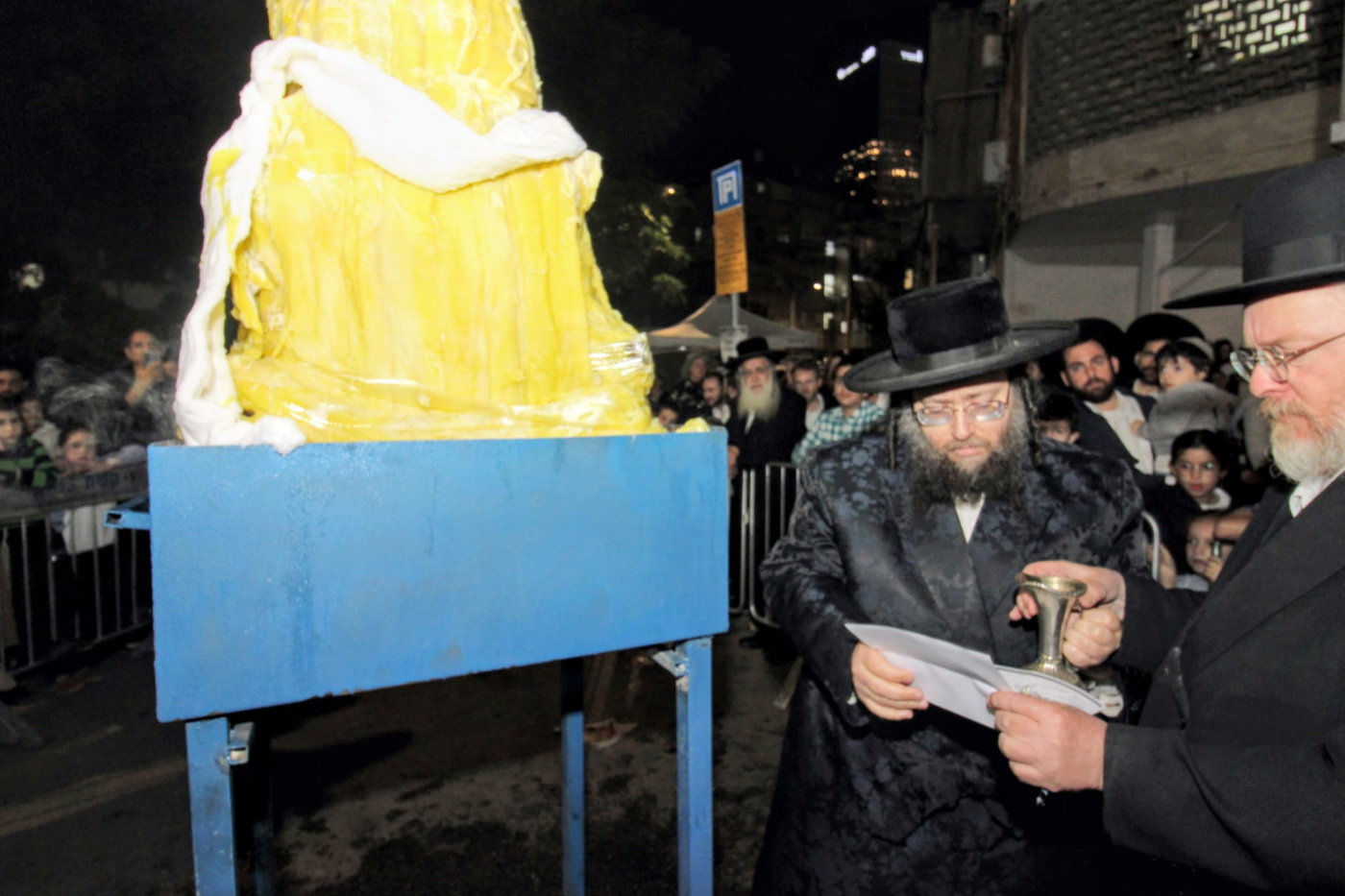 מעמד ההדלקה בחצה"ק צאנז ז'ימגראד 