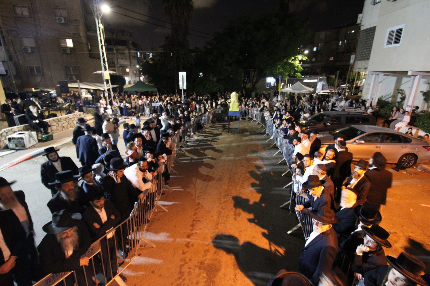 מעמד ההדלקה בחצה"ק צאנז ז'ימגראד 