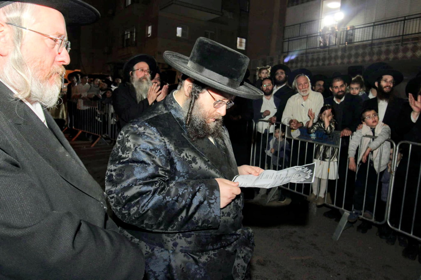 מעמד ההדלקה בחצה"ק צאנז ז'ימגראד 