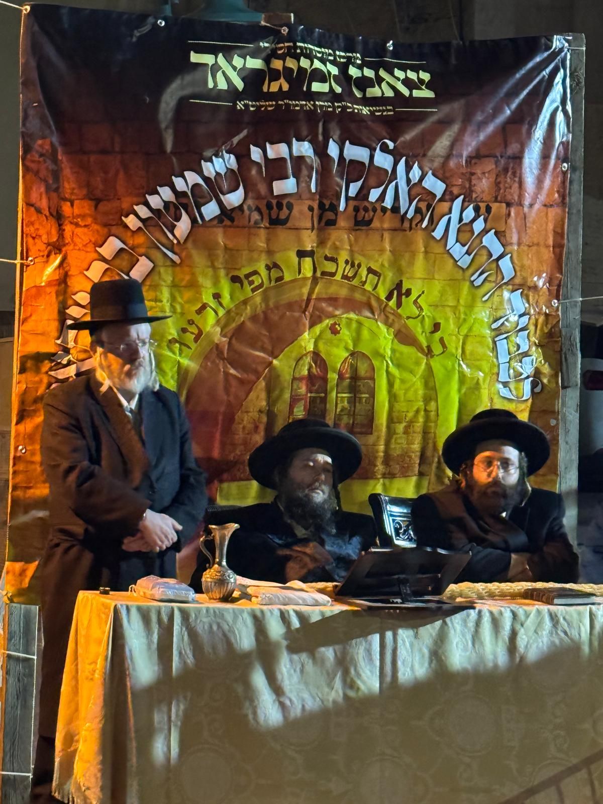 מעמד ההדלקה בחצה"ק צאנז ז'ימגראד 