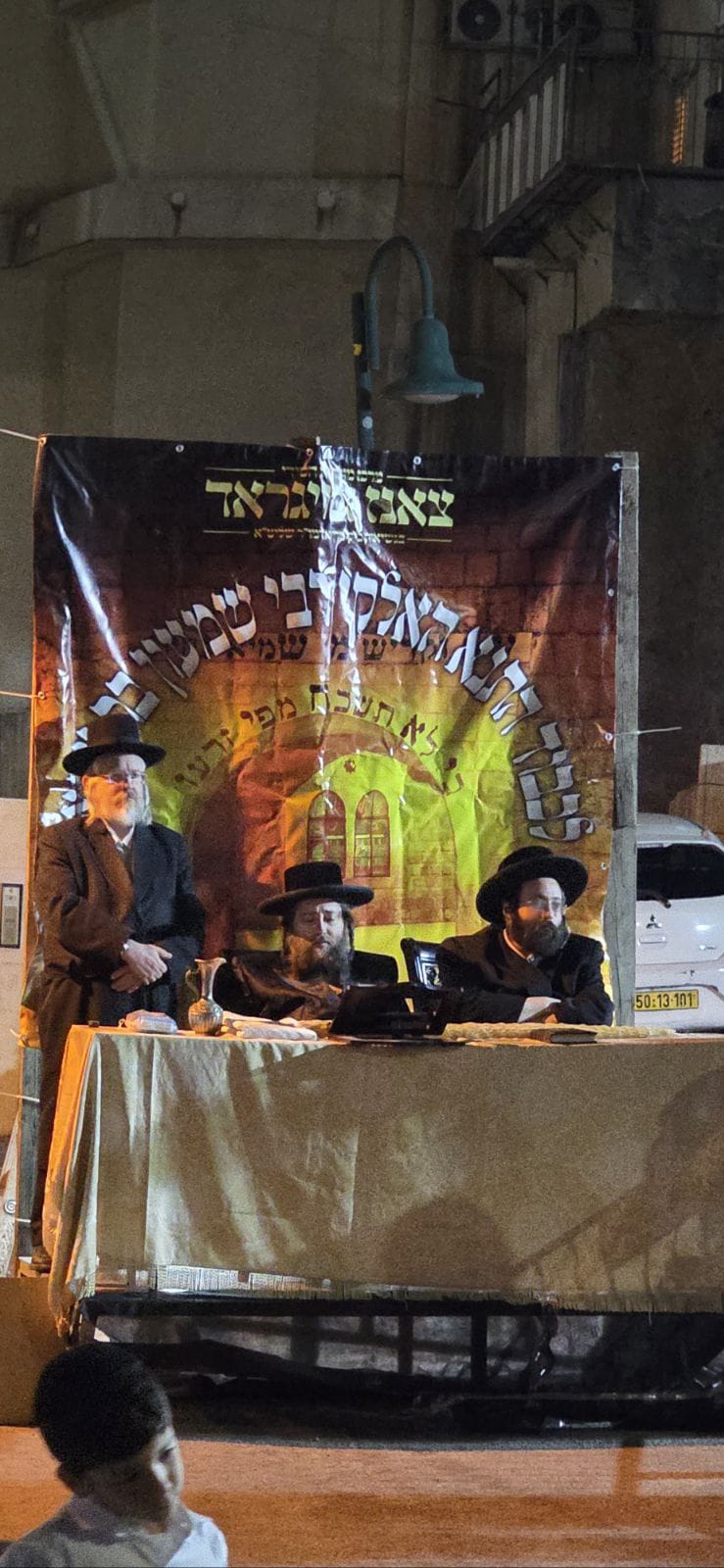 מעמד ההדלקה בחצה"ק צאנז ז'ימגראד 