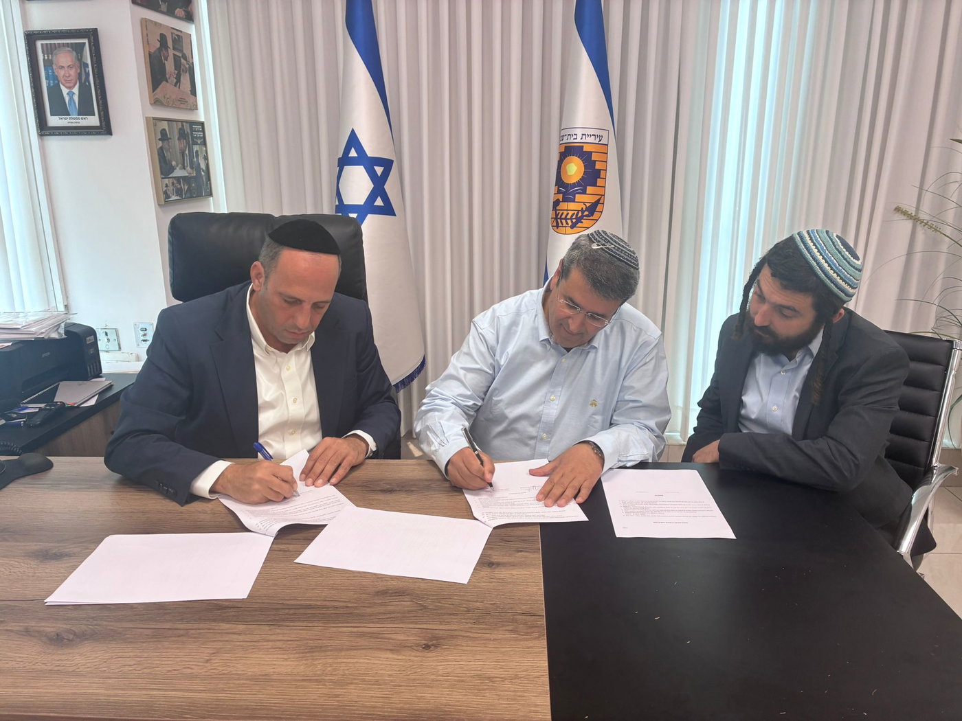 חותמים על ההסכם