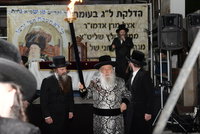האדמו"ר ממישקולץ בהדלקה