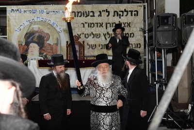 האדמו"ר ממישקולץ בהדלקה