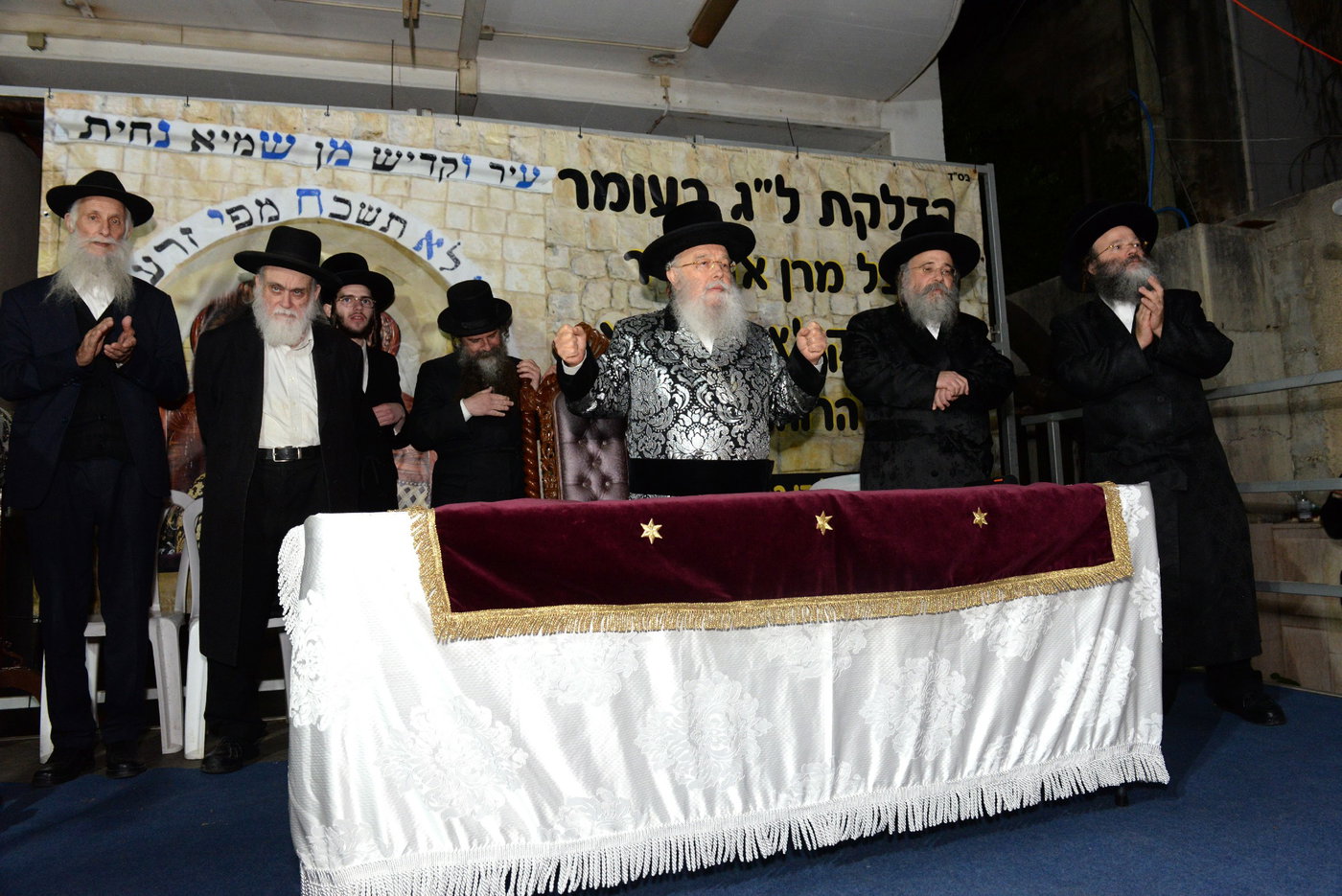 הדלקת ל"ג בעומר הגדולה אצל האדמו"ר ממישקולץ 