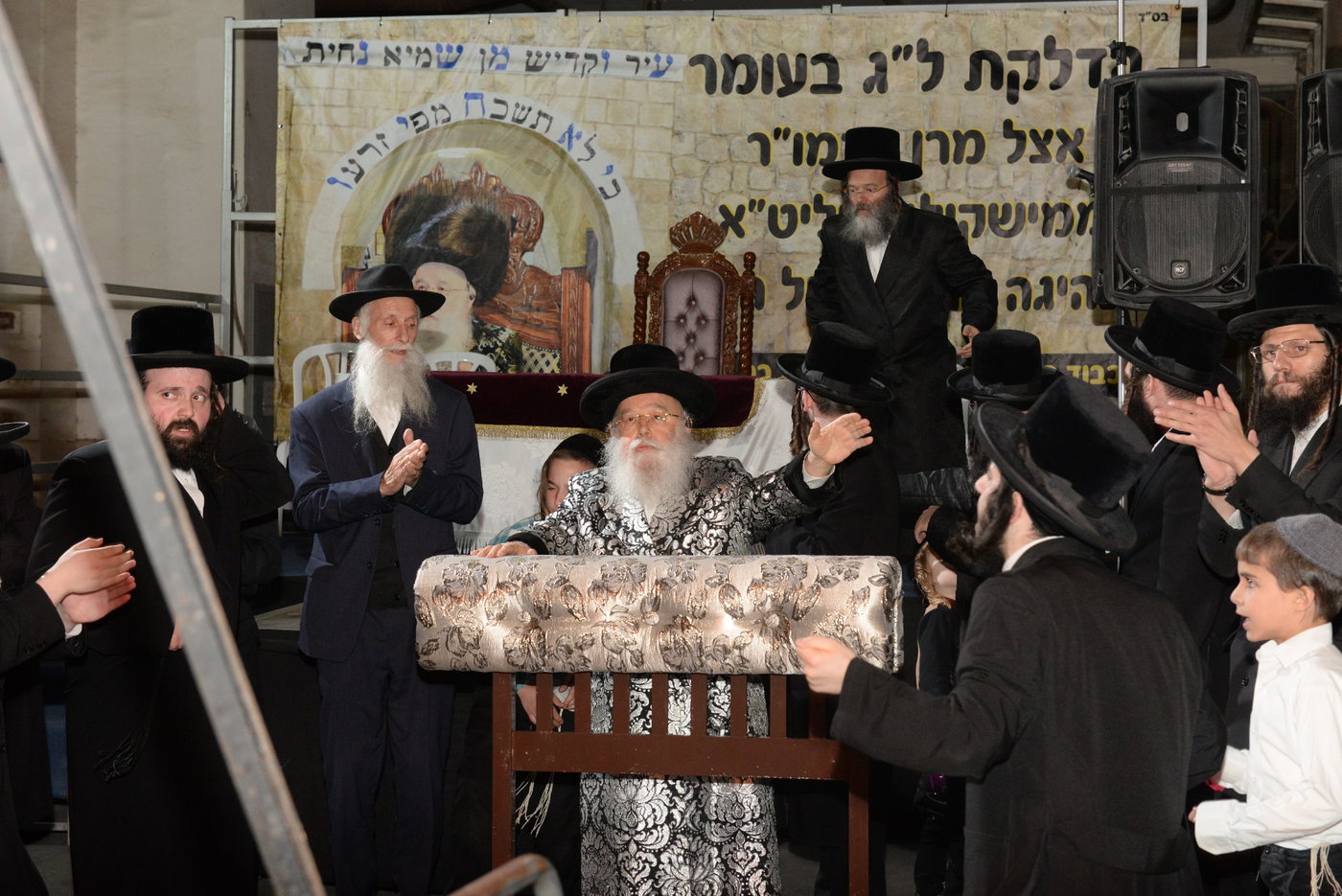 הדלקת ל"ג בעומר הגדולה אצל האדמו"ר ממישקולץ 