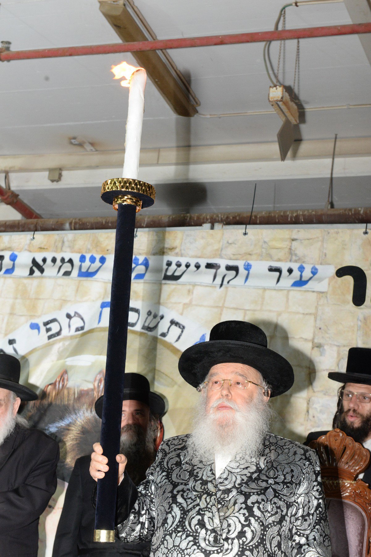 הדלקת ל"ג בעומר הגדולה אצל האדמו"ר ממישקולץ 