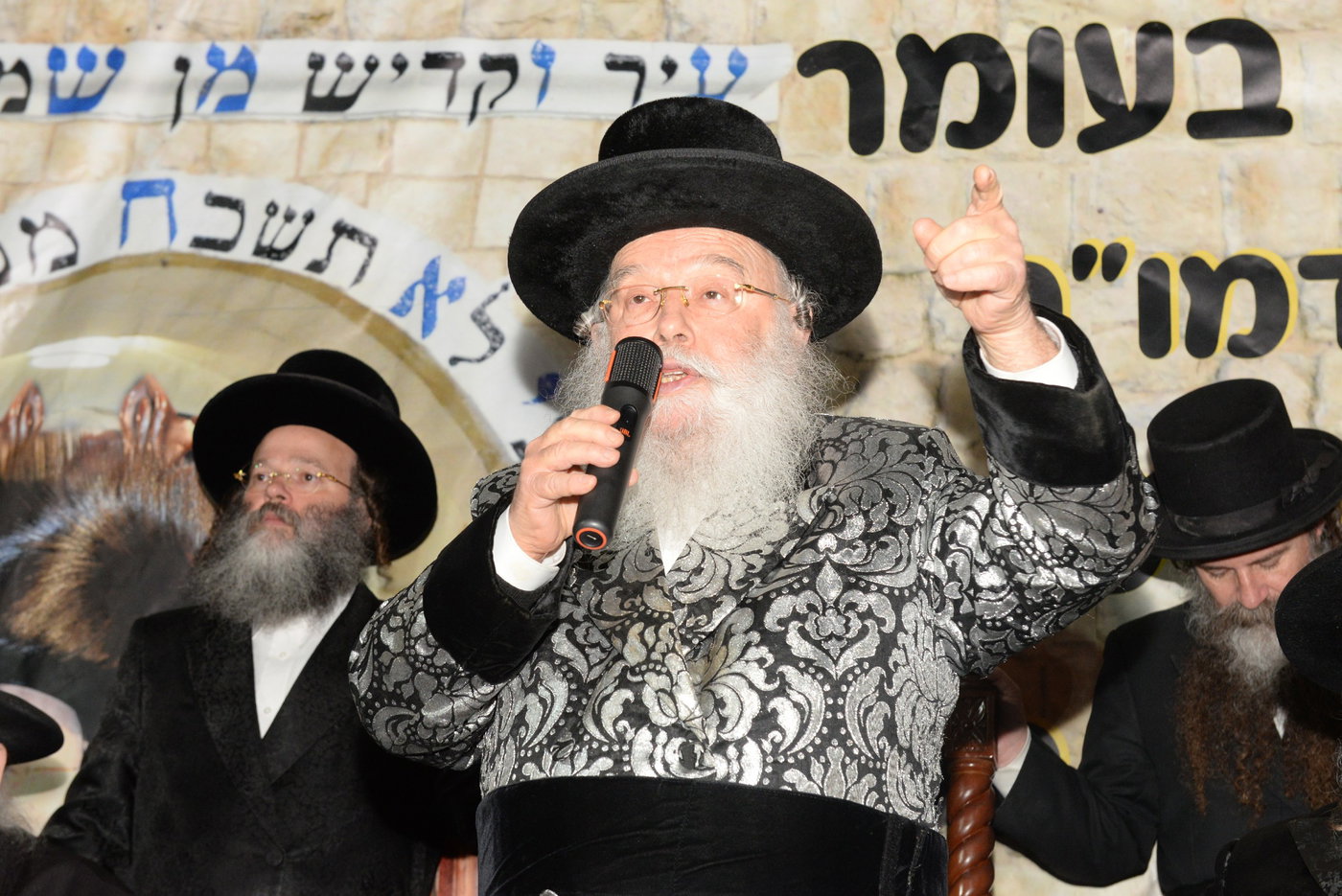 הדלקת ל"ג בעומר הגדולה אצל האדמו"ר ממישקולץ 