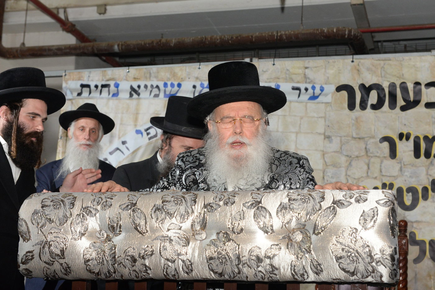 הדלקת ל"ג בעומר הגדולה אצל האדמו"ר ממישקולץ 