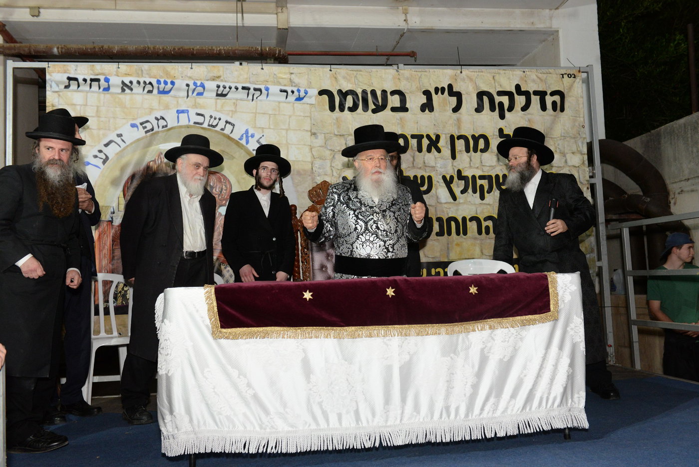 הדלקת ל"ג בעומר הגדולה אצל האדמו"ר ממישקולץ 
