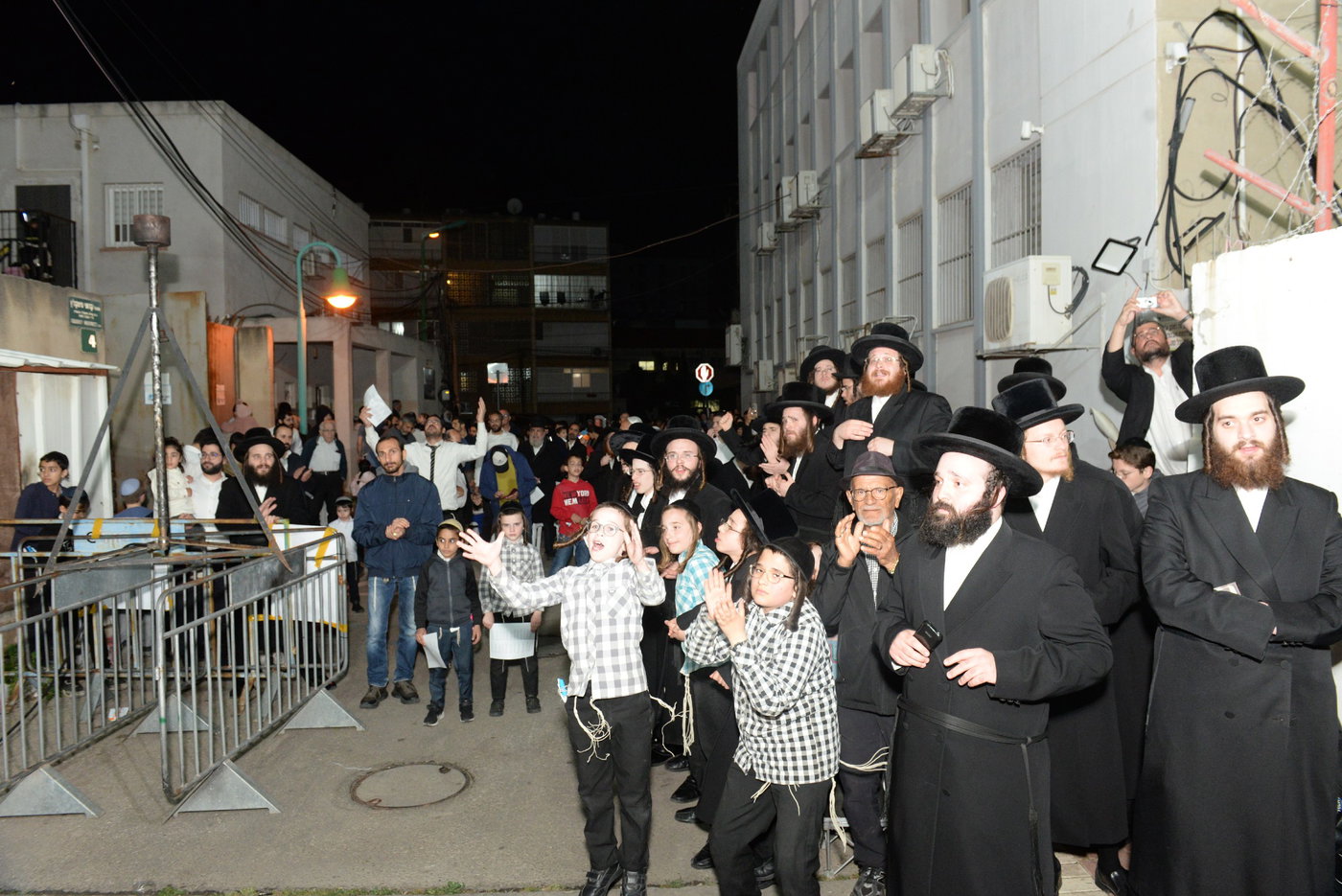 הדלקת ל"ג בעומר הגדולה אצל האדמו"ר ממישקולץ 