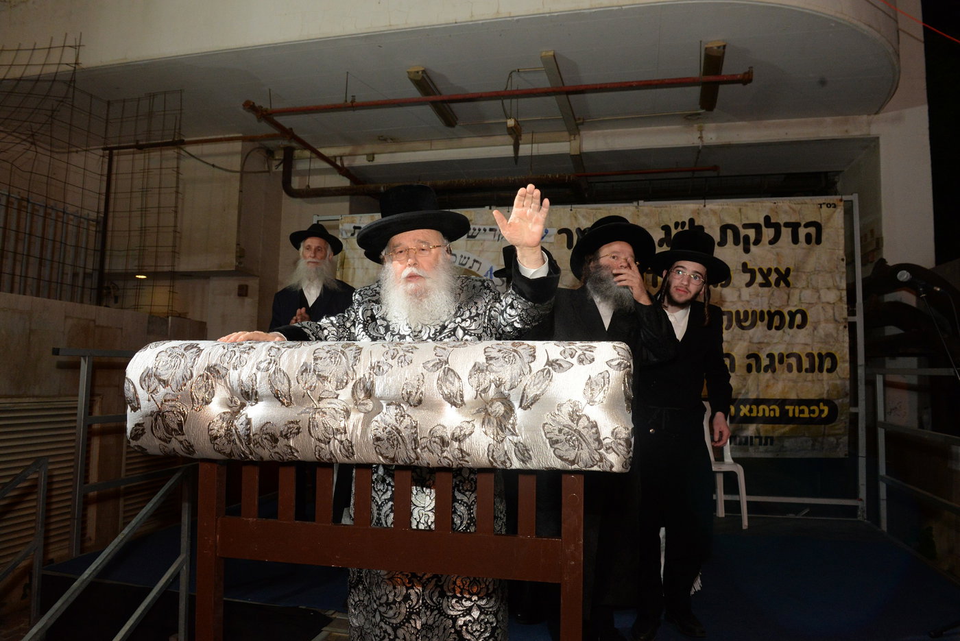 הדלקת ל"ג בעומר הגדולה אצל האדמו"ר ממישקולץ 