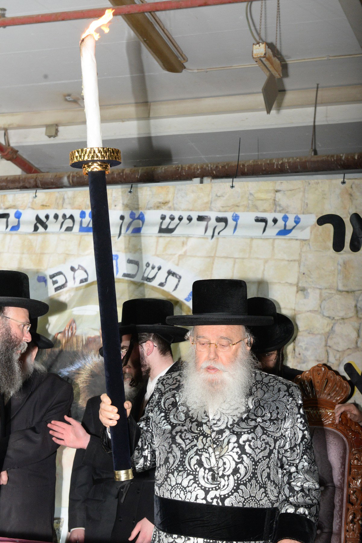 הדלקת ל"ג בעומר הגדולה אצל האדמו"ר ממישקולץ 