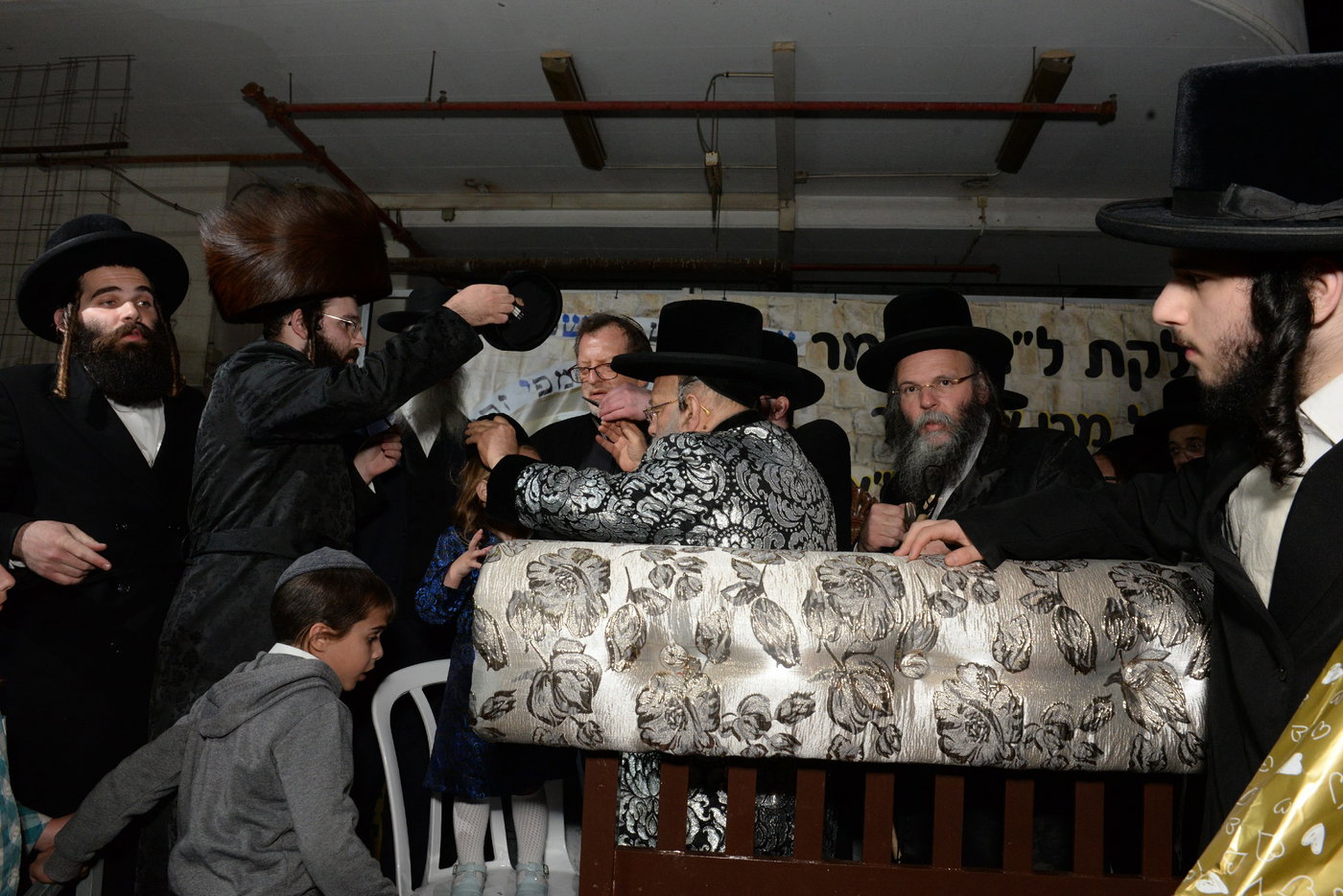 הדלקת ל"ג בעומר הגדולה אצל האדמו"ר ממישקולץ 