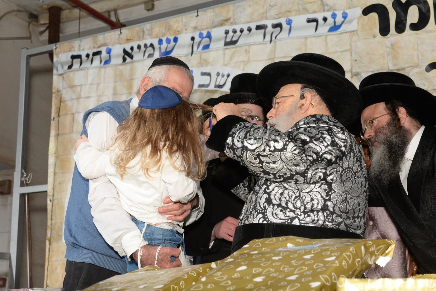 הדלקת ל"ג בעומר הגדולה אצל האדמו"ר ממישקולץ 