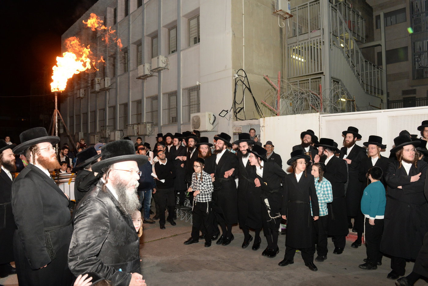 הדלקת ל"ג בעומר הגדולה אצל האדמו"ר ממישקולץ 