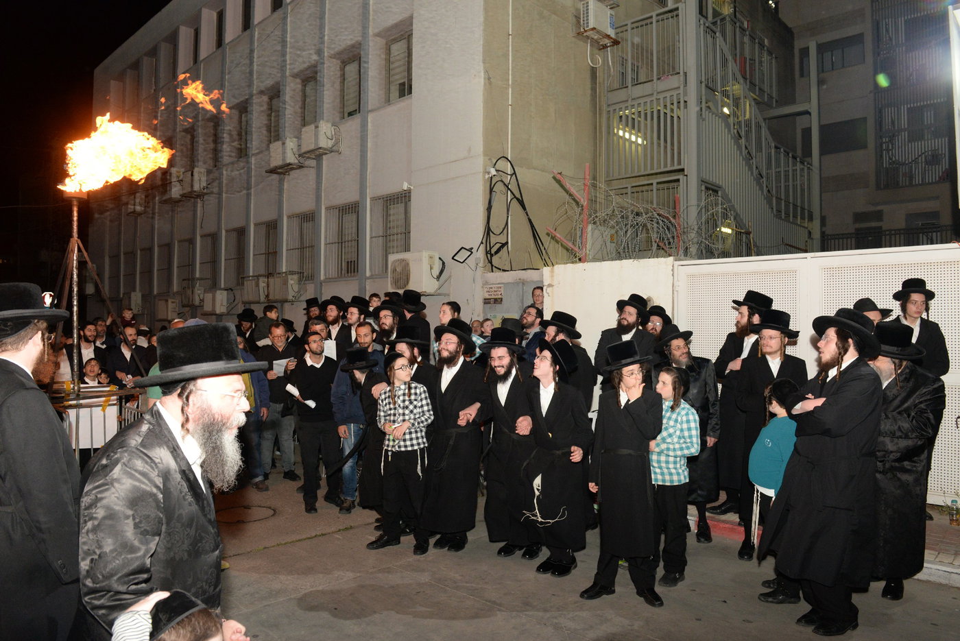 הדלקת ל"ג בעומר הגדולה אצל האדמו"ר ממישקולץ 
