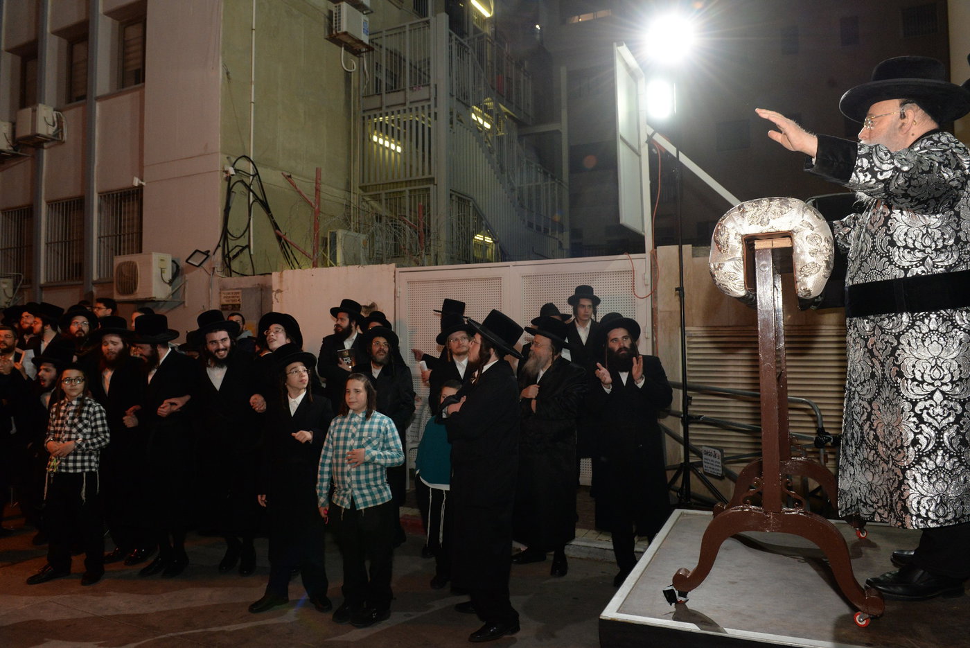 הדלקת ל"ג בעומר הגדולה אצל האדמו"ר ממישקולץ 