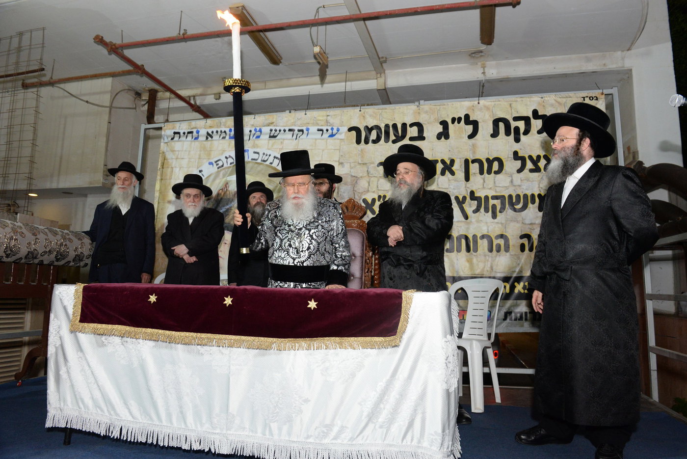 הדלקת ל"ג בעומר הגדולה אצל האדמו"ר ממישקולץ 