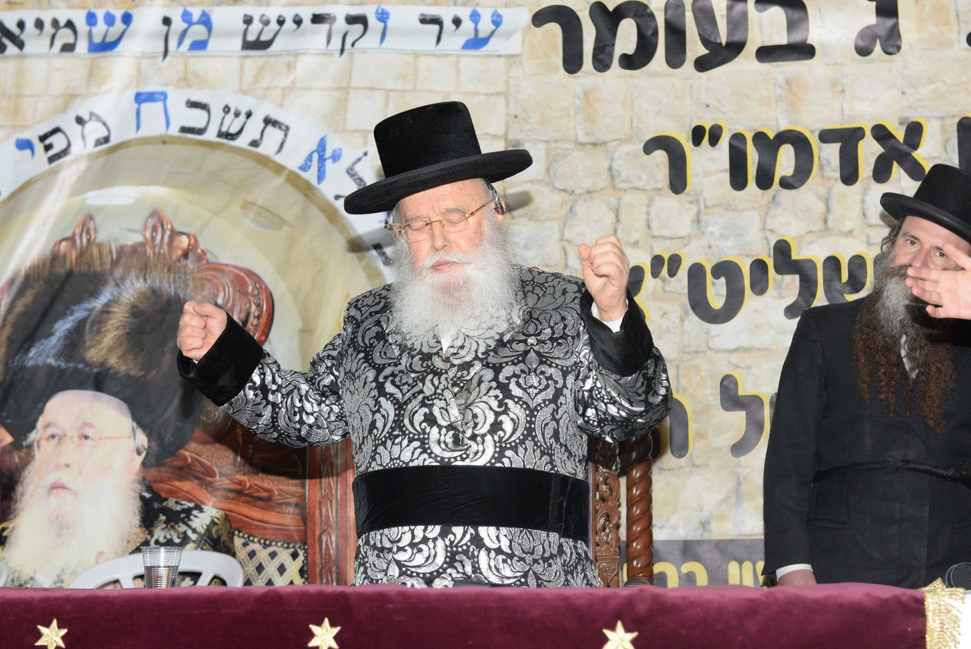 הדלקת ל"ג בעומר הגדולה אצל האדמו"ר ממישקולץ 
