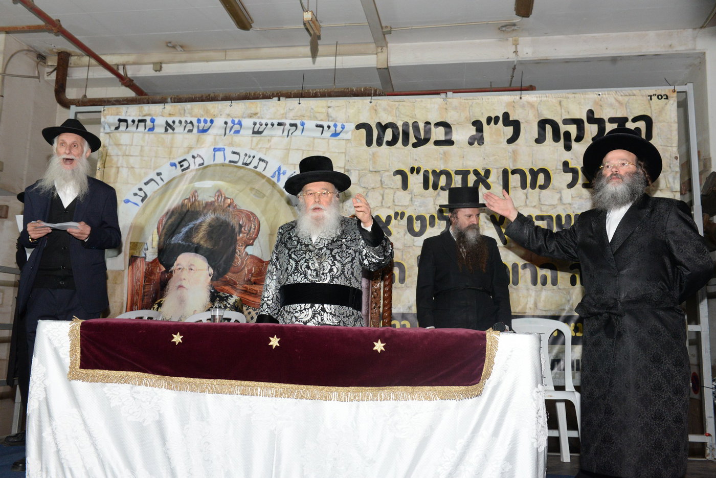 הדלקת ל"ג בעומר הגדולה אצל האדמו"ר ממישקולץ 
