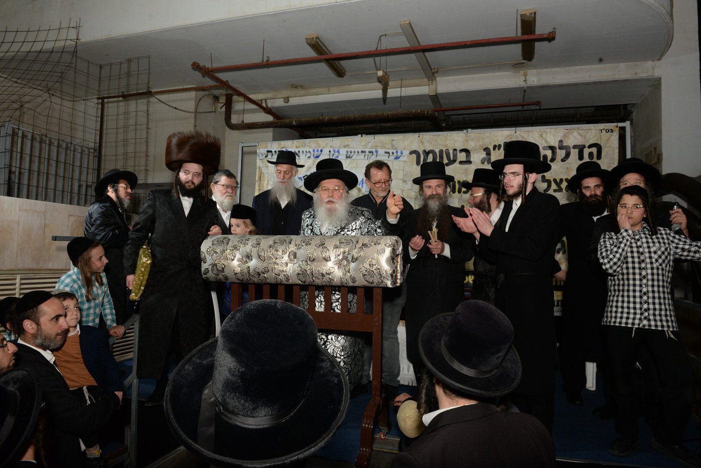 הדלקת ל"ג בעומר הגדולה אצל האדמו"ר ממישקולץ 