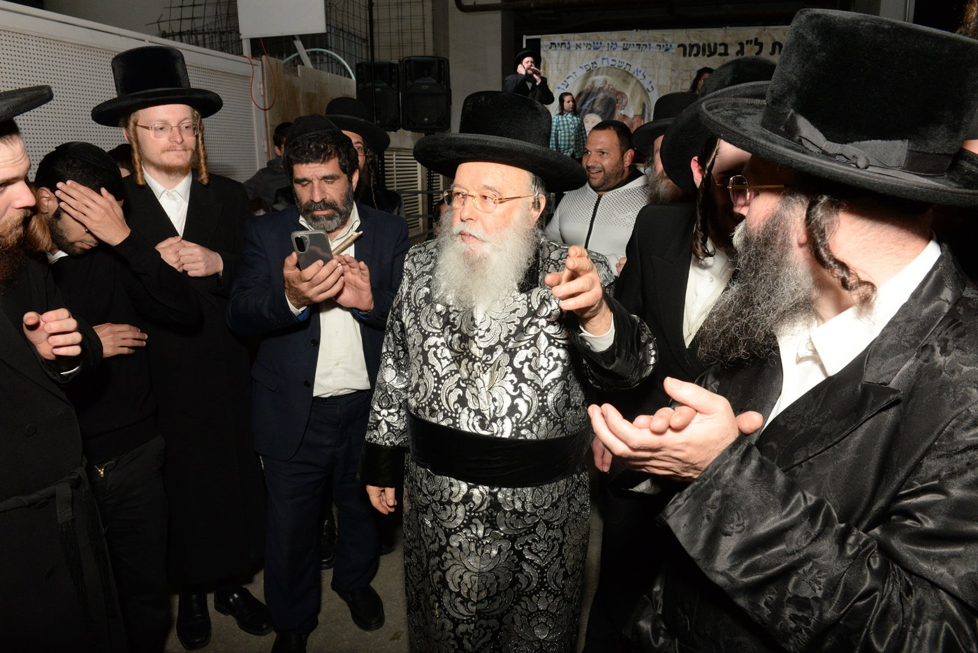 הדלקת ל"ג בעומר הגדולה אצל האדמו"ר ממישקולץ 