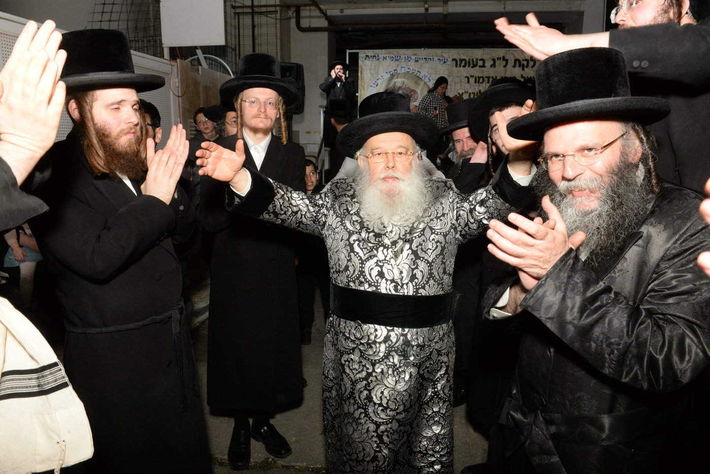 הדלקת ל"ג בעומר הגדולה אצל האדמו"ר ממישקולץ 