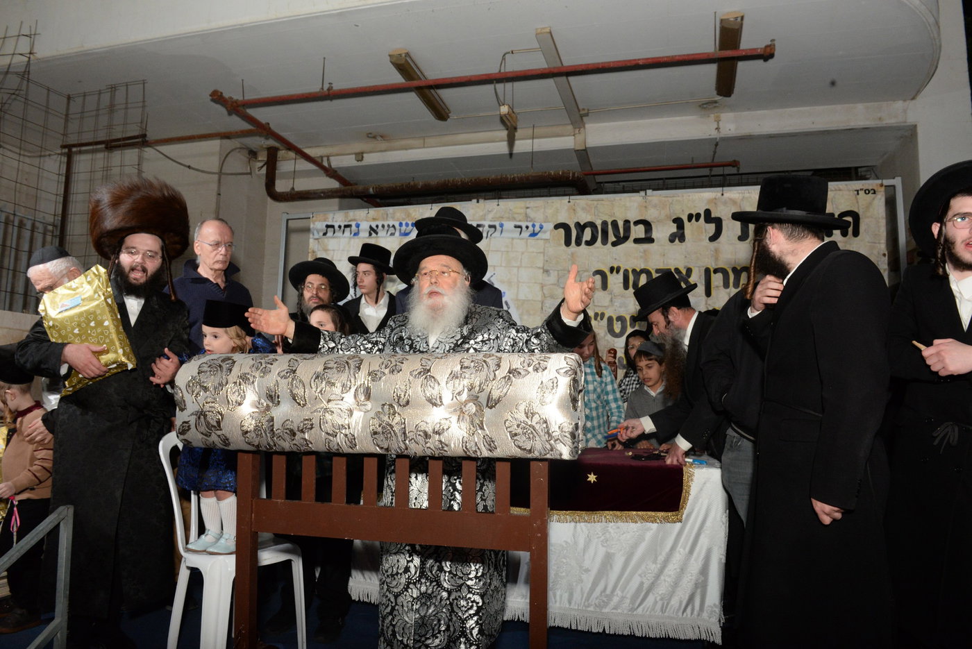 הדלקת ל"ג בעומר הגדולה אצל האדמו"ר ממישקולץ 