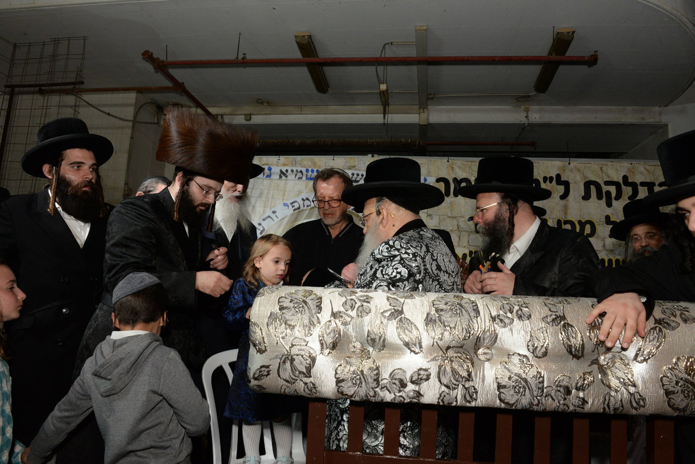 הדלקת ל"ג בעומר הגדולה אצל האדמו"ר ממישקולץ 