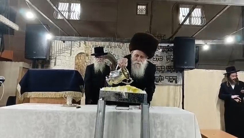 ל"ג בעומר בחצה"ק בוטושאן