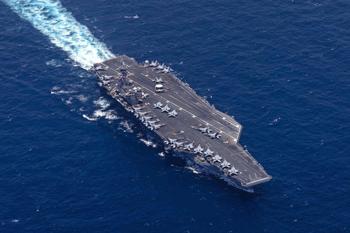 ספינת המלחמה USS George H.W. Bush (CVN 77) עוברת בים הערבי 