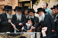 האדמו"ר מויז'ניץ ביריית חץ וקשת
