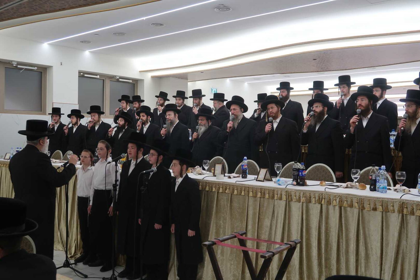 האדמו"ר מסערט ויז'ניץ בטיש פסח שני