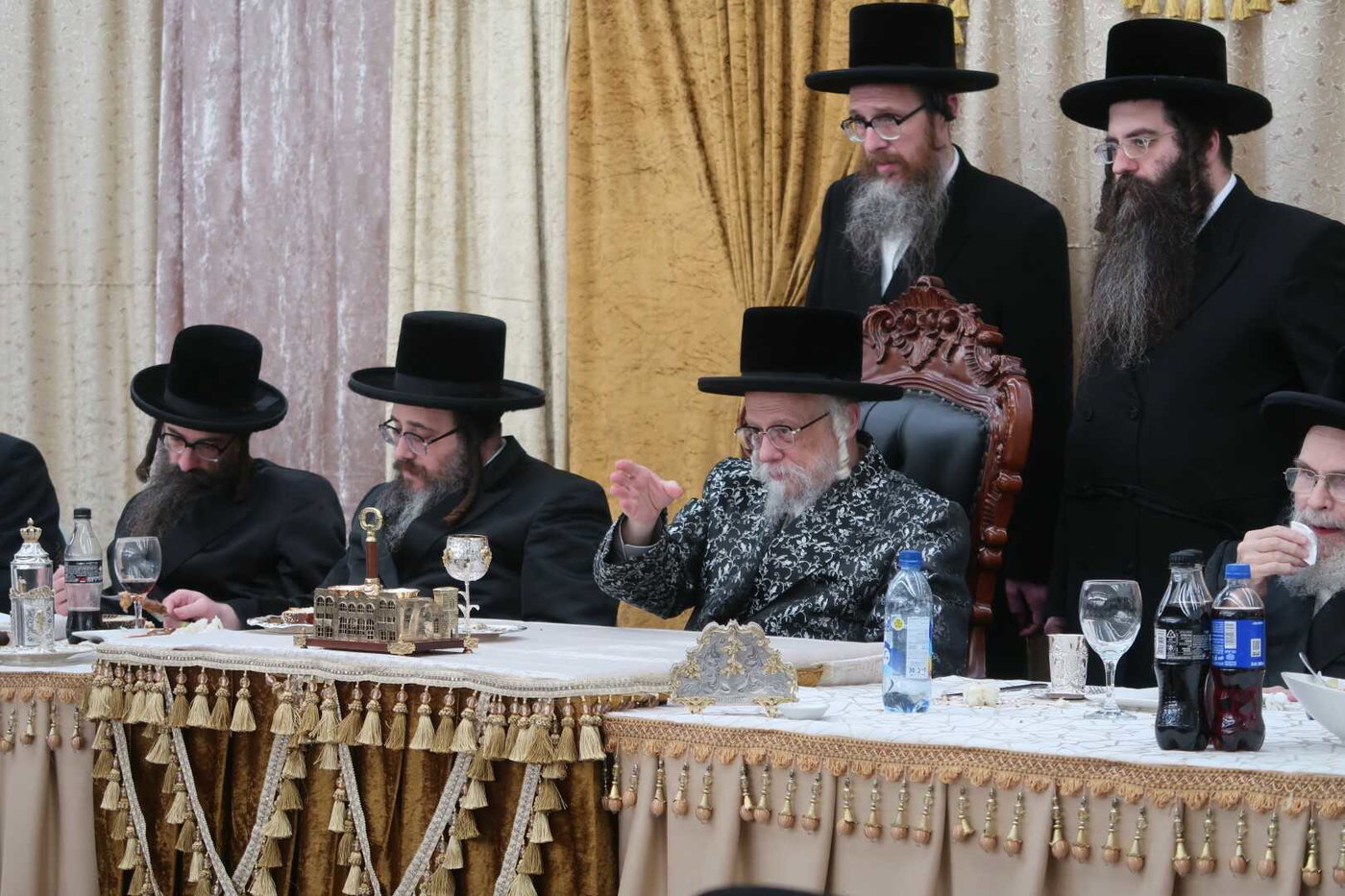 האדמו"ר מסערט ויז'ניץ בטיש פסח שני
