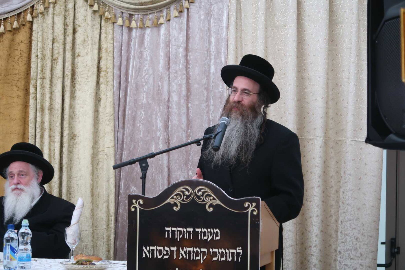 האדמו"ר מסערט ויז'ניץ בטיש פסח שני