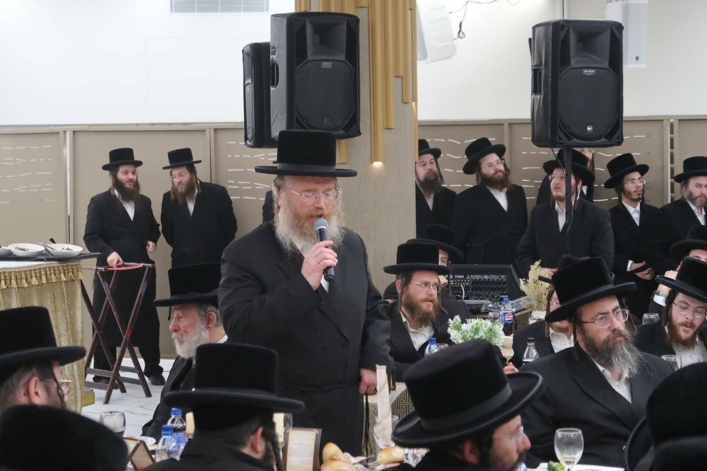 האדמו"ר מסערט ויז'ניץ בטיש פסח שני