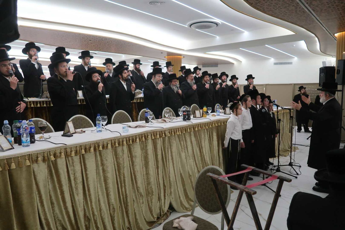 האדמו"ר מסערט ויז'ניץ בטיש פסח שני