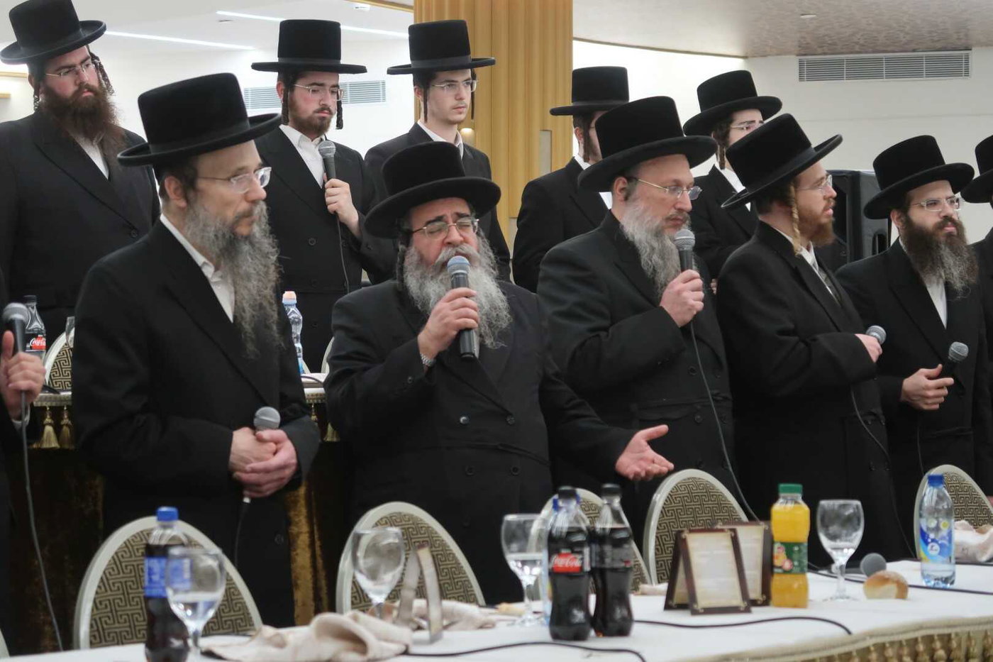 האדמו"ר מסערט ויז'ניץ בטיש פסח שני