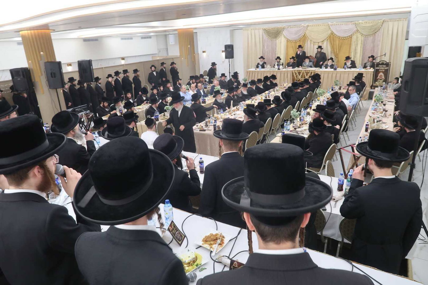 האדמו"ר מסערט ויז'ניץ בטיש פסח שני