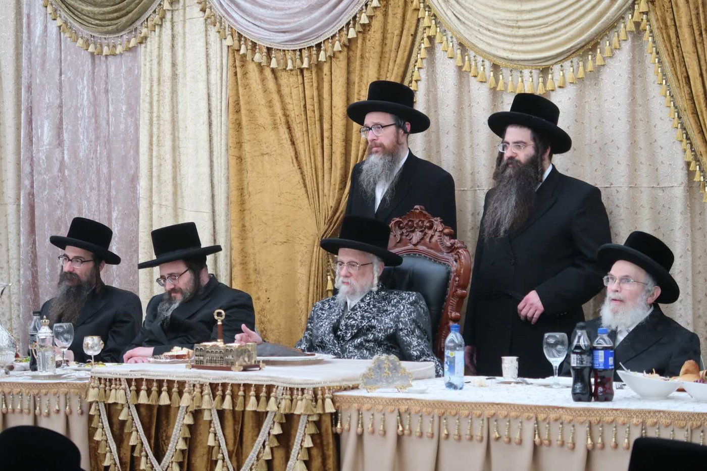 האדמו"ר מסערט ויז'ניץ בטיש פסח שני