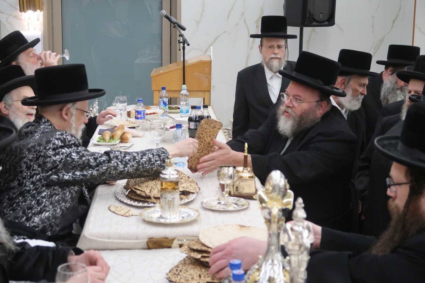 האדמו"ר מסערט ויז'ניץ בטיש פסח שני