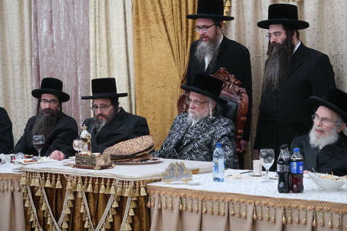 האדמו"ר מסערט ויז'ניץ בטיש פסח שני