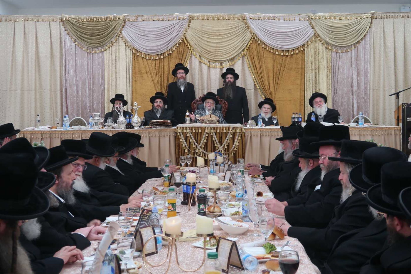 האדמו"ר מסערט ויז'ניץ בטיש פסח שני