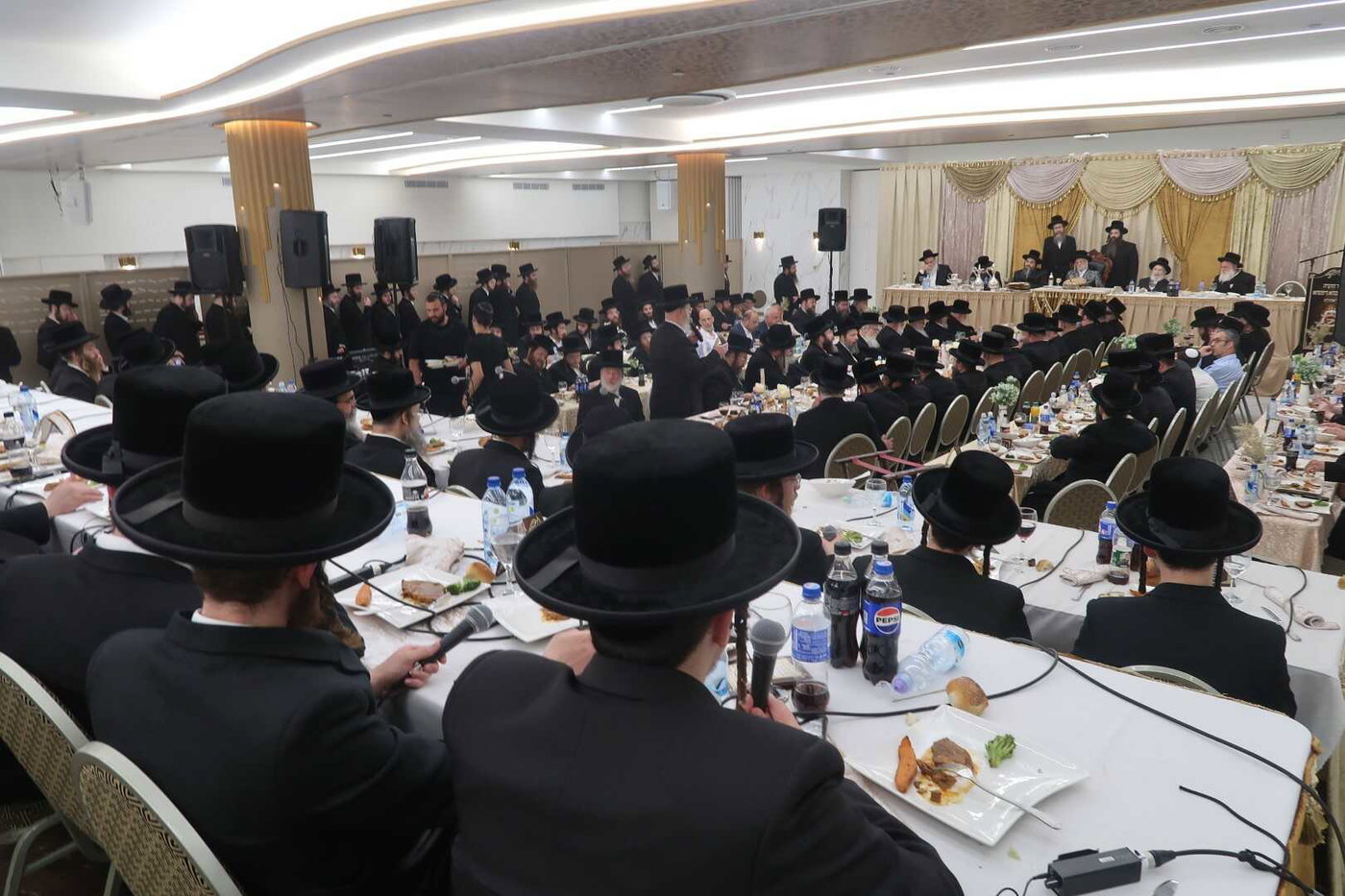 האדמו"ר מסערט ויז'ניץ בטיש פסח שני
